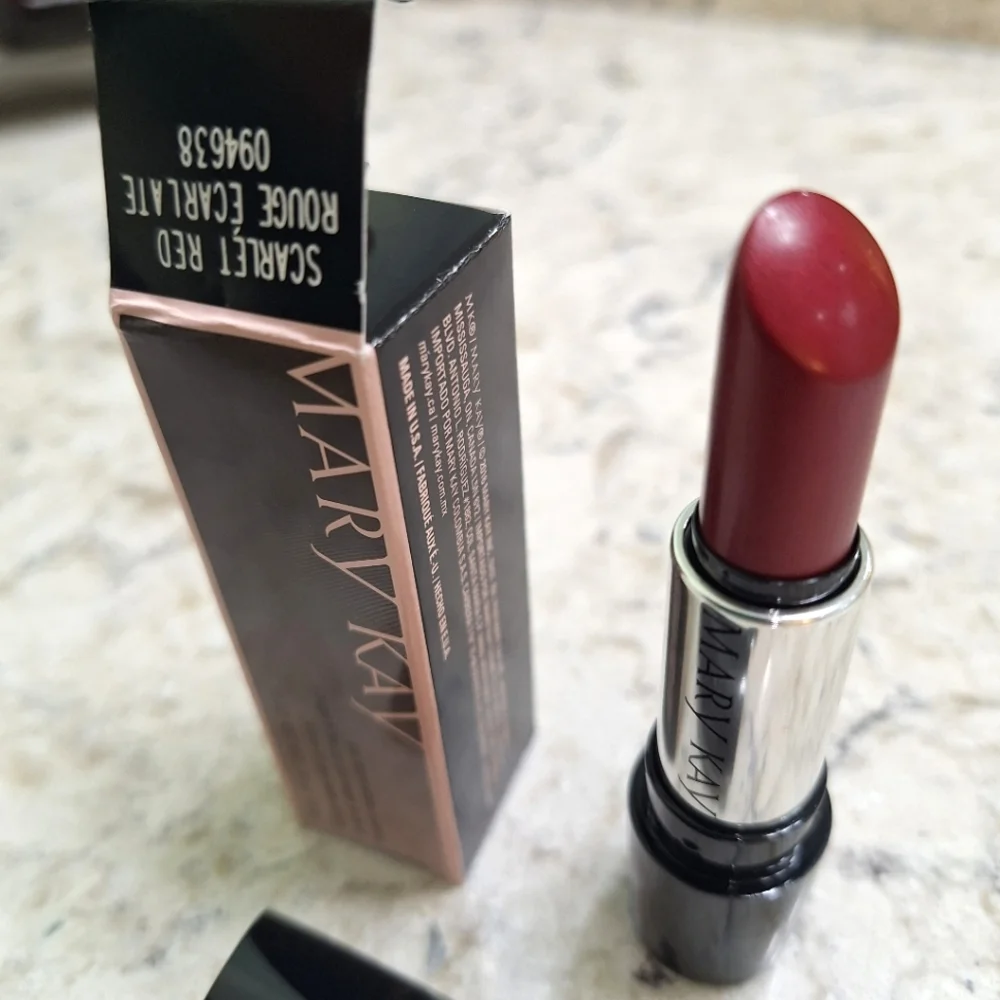 Mary Kay Gel Semi-Shine Long Lasting Lipstick - Scarlet Red Color NIB (Red)